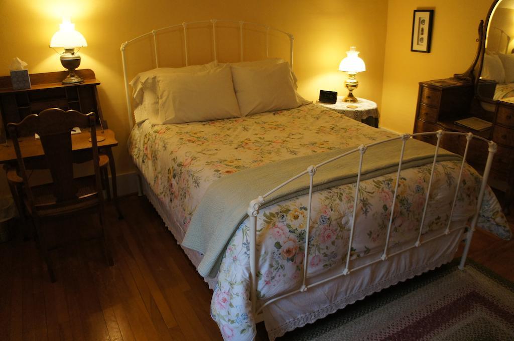 Maplecroft Bed & Breakfast Barre Room photo