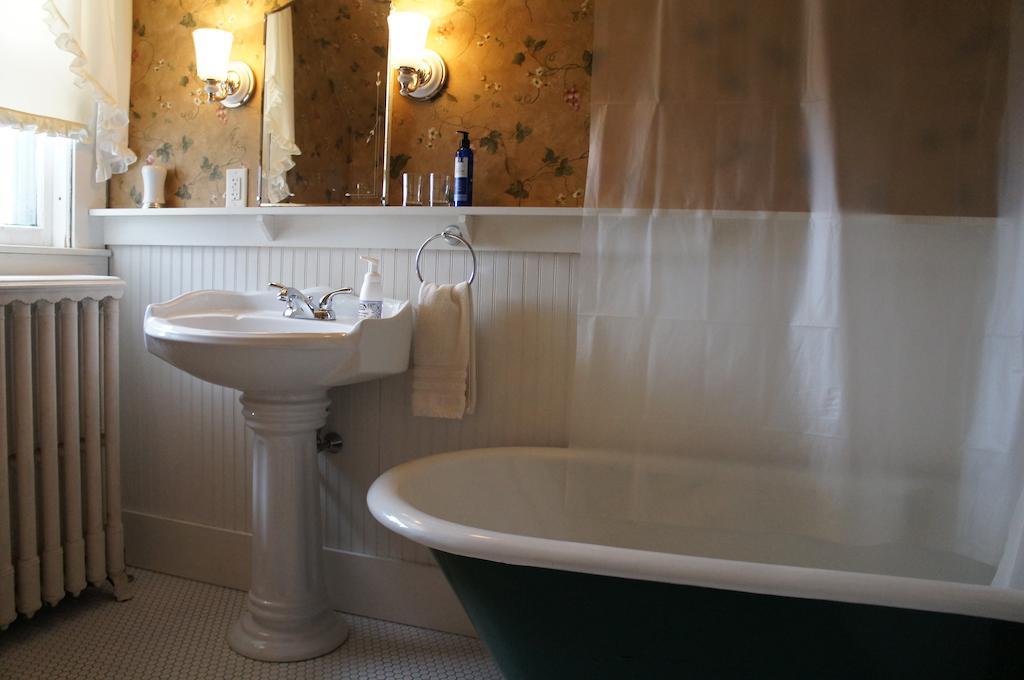 Maplecroft Bed & Breakfast Barre Room photo