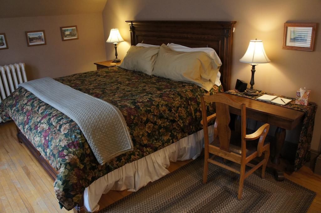 Maplecroft Bed & Breakfast Barre Room photo